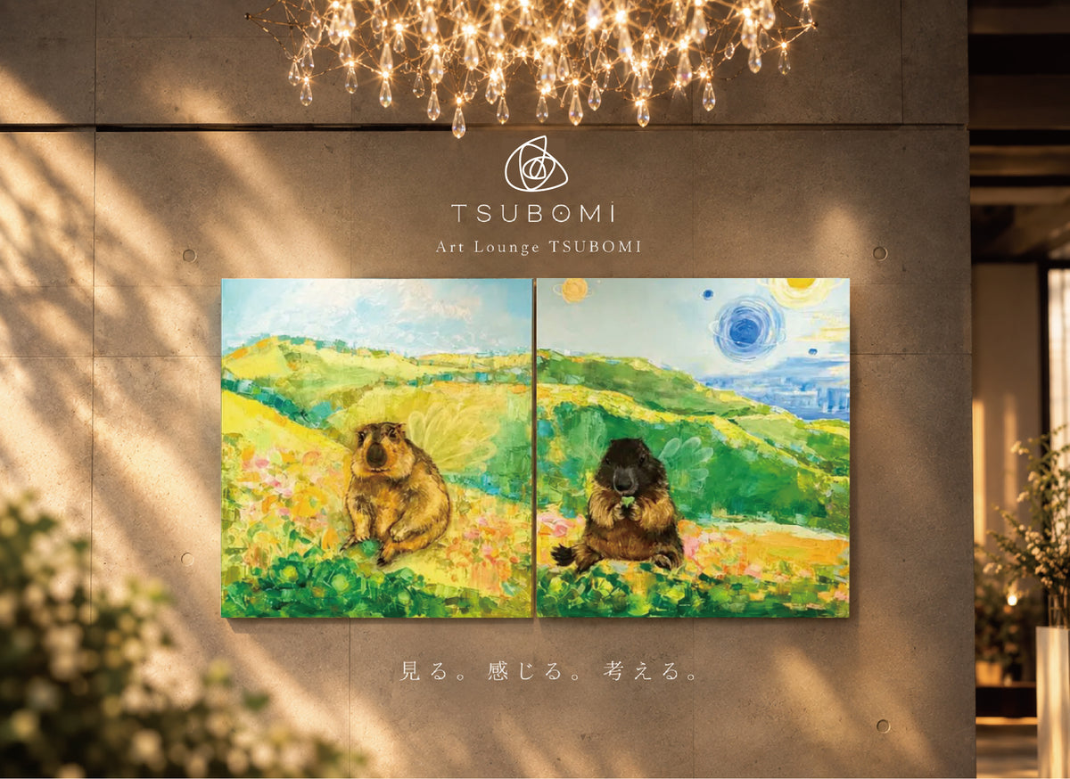 作品やグッズ、展示家具が並ぶArt Lounge TSUBOMIの内観