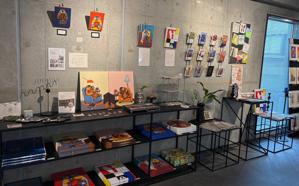 Art Lounge TSUBOMIの実際の店内に並ぶアート作品とグッズ