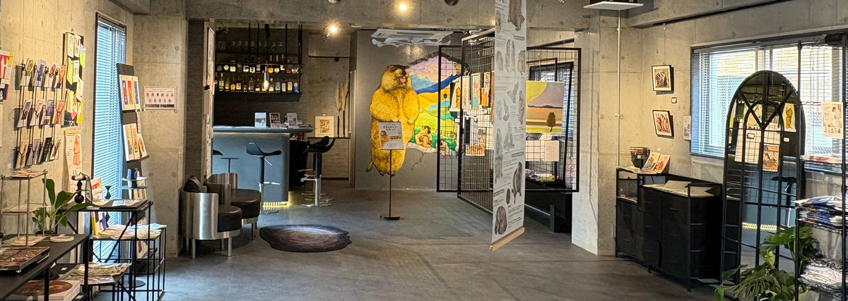 家具と作品に囲まれたArt Lounge TSUBOMIの実際の内観